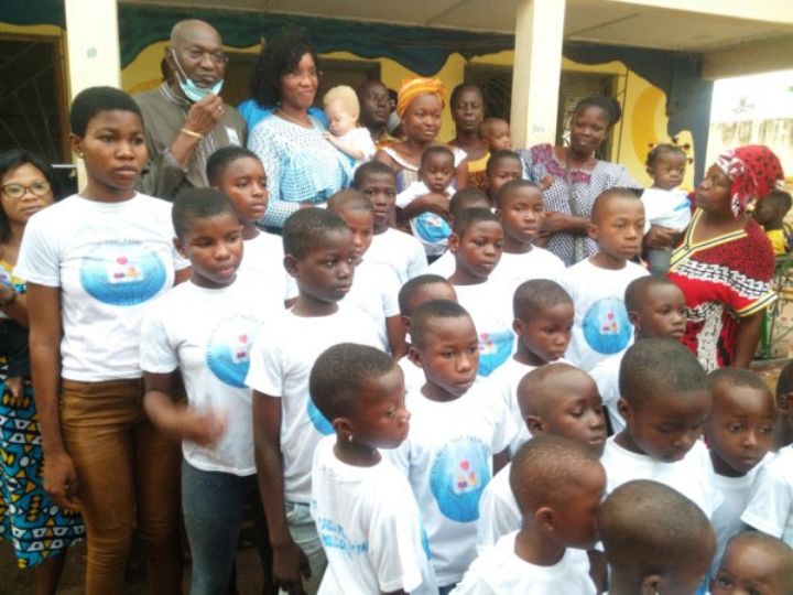 Visite du couple Pascal Abinan à l’orphelinat 